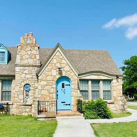 1 Mile To Fort Sill! The Carolebelle Cottage Sleeps 8 With Hottub,Grills,Firepit Lawton Bagian luar foto